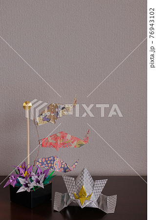 折り紙工作鯉のぼりと菖蒲の花とかぶと こどもの日端午の節句ゴールデンウィークの背景素材の写真素材