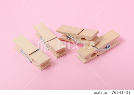 ピンチ 木製 挟む クリップ ライフスタイル 洗濯バサミ 文具 文房具 事務用品の写真素材