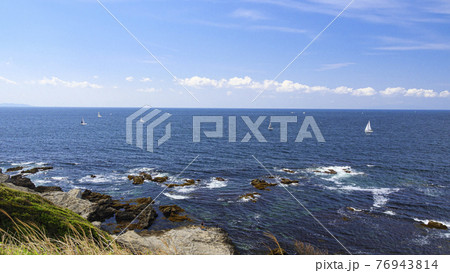 湘南三浦半島の最南端の神奈川県三浦市の城ヶ島から見たヨット 76943814