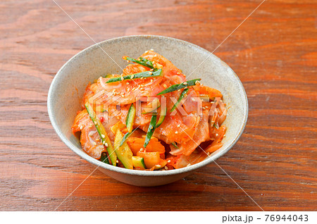 沖縄郷土食、ミミガー（スライス）のキムチ和え（アレンジ料理）。 76944043