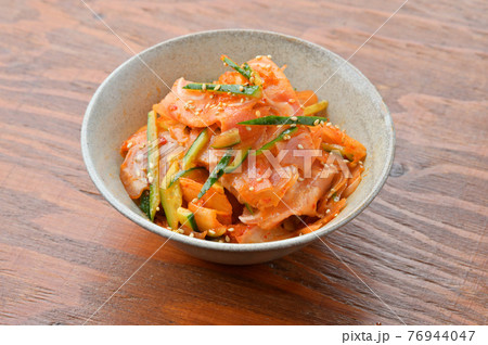 沖縄郷土食、ミミガー（スライス）のキムチ和え（アレンジ料理）。 76944047