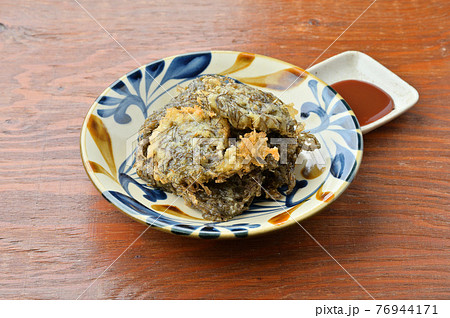 自家製「もずくの天ぷら」モズクの天婦羅、沖縄料理、郷土料理。ウスターソースを添えて。 自家製「もずくの天ぷら」モズクの天婦羅、沖縄料理、郷土料理。ウスターソースを添えて。 76944171