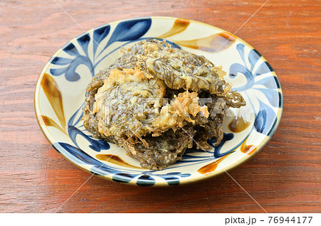 自家製 もずくの天ぷら モズクの天婦羅 沖縄料理 郷土料理 ウスターソースを添えて の写真素材