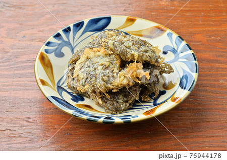 自家製「もずくの天ぷら」モズクの天婦羅、沖縄料理、郷土料理。ウスターソースを添えて。 自家製「もずくの天ぷら」モズクの天婦羅、沖縄料理、郷土料理。ウスターソースを添えて。 76944178