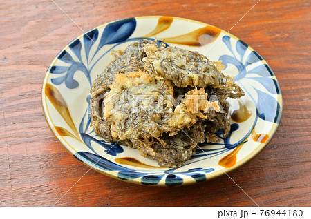 自家製「もずくの天ぷら」モズクの天婦羅、沖縄料理、郷土料理。ウスターソースを添えて。 自家製「もずくの天ぷら」モズクの天婦羅、沖縄料理、郷土料理。ウスターソースを添えて。 76944180
