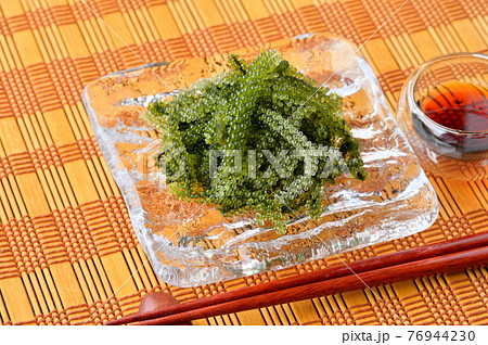 注）一部レタッチ修正あり。沖縄産の生の「海ぶどう」、タレを添えて。 76944230