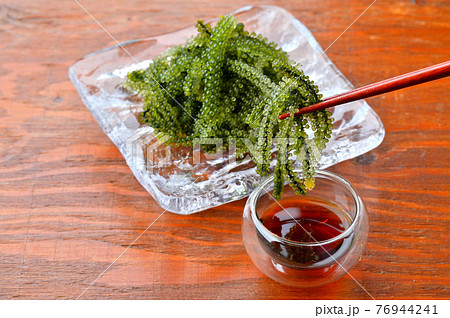 注 一部レタッチ修正あり 沖縄産の生の 海ぶどう タレを添えて の写真素材