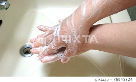 手洗い 手の甲をこすり洗い 手洗い 手の甲をこすり洗い 76945324