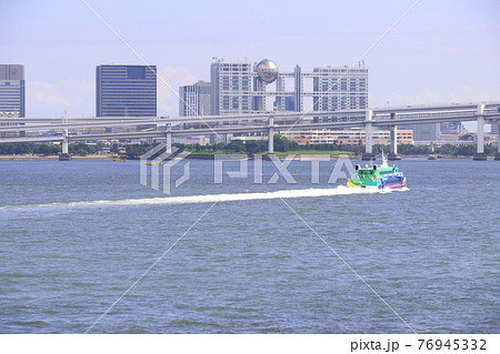 お台場のビルを背景に東京湾を走る高速船 ジェットフォイル お台場のビルを背景に東京湾を走る高速船 ジェットフォイル 76945332