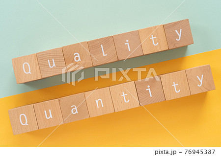 質と量|「Quality」「Quantity」と書かれた積み木 質と量|「Quality」「Quantity」と書かれた積み木 76945387