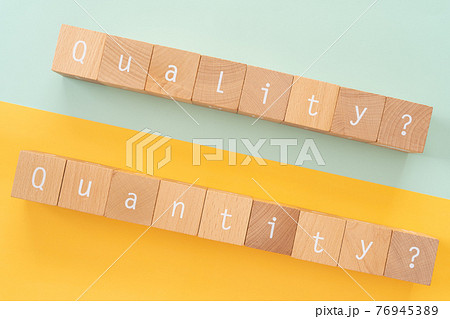 質か量か｜「Quality」「Quantity」と書かれた積み木 76945389