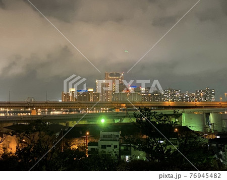 大阪の夜の街並み 76945482