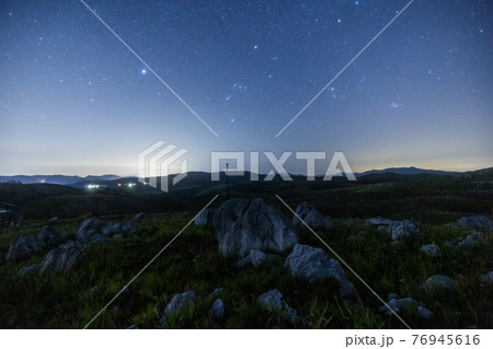 《山口県 秋吉台》秋吉台に浮かぶオリオン座と星々 《山口県 秋吉台》秋吉台に浮かぶオリオン座と星々 76945616