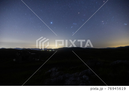 《山口県 秋吉台》秋吉台に浮かぶオリオン座 76945619