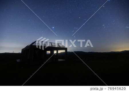 《山口県 秋吉台》秋吉台東 (長者ヶ峰) 展望台と星空 《山口県 秋吉台》秋吉台東 (長者ヶ峰) 展望台と星空 76945620