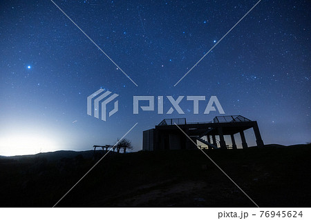 《山口県 秋吉台》秋吉台の星空とオリオン座 76945624