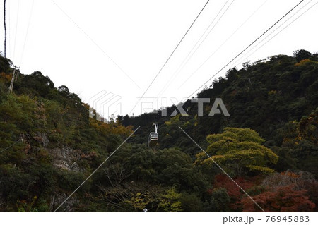 岐阜市  金華山(きんかざん)標高329m 市内・市外の広域から見えるランドマーク 頂上に岐阜城  岐阜市  金華山(きんかざん)標高329m 市内・市外の広域から見えるランドマーク 頂上に岐阜城  76945883