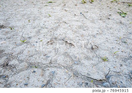 地面のひび割れ 地面のひび割れ 76945915