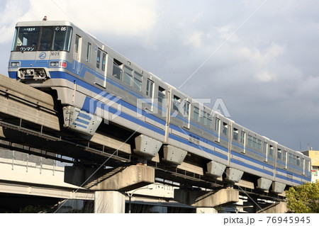 大阪モノレール 都市を走る高架鉄道の風景 大阪モノレール 都市を走る高架鉄道の風景 76945945
