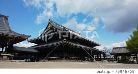東本願寺の御影堂（斜め） 76946759