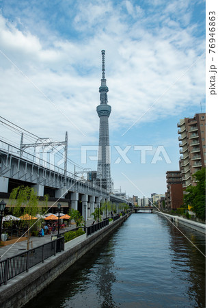 東京スカイツリーと東京の空と雲 76946863