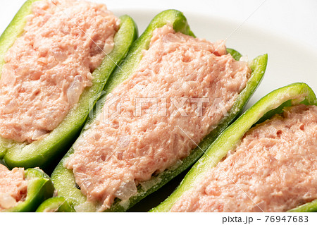 ピーマンの肉詰め(調理中、加熱前の状態。)。 ピーマンの肉詰め(調理中、加熱前の状態。)。 76947683
