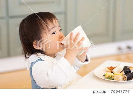 食事をする2才の女の子の写真素材