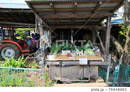 農家の庭先直売所　生産直売　新鮮野菜　地産地消　旬の野菜 76948063