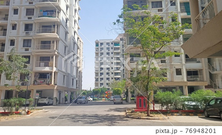 インドのアパートメントと敷地内道路 76948201