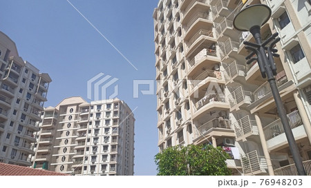 青空に伸びるインドのアパートメント 青空に伸びるインドのアパートメント 76948203