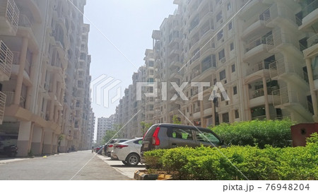 インドのアパートメントと敷地内駐車場 76948204