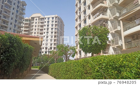 インドのアパートメントと緑地 インドのアパートメントと緑地 76948205