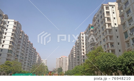 インドのアパートメントと青空 76948210