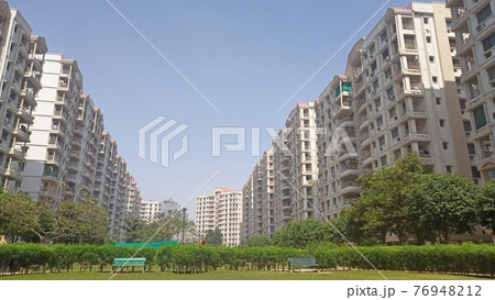インドのアパートメントと緑地帯 76948212