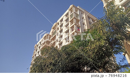 空に伸びるインドのアパートメント 76948216