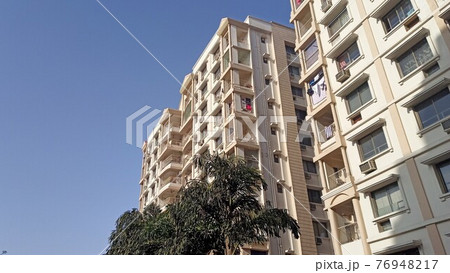 青空に伸びるインドのアパートメント 76948217