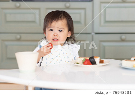 食事をする2才の女の子 76948581
