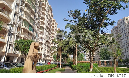 インドのアパートメントと緑地 76948747