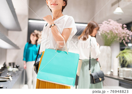 買い物をする人々 撮影協力:g GIFT AND LIFESTYLE 買い物をする人々 撮影協力:g GIFT AND LIFESTYLE 76948823