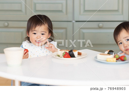 食事をする2才の女の子の写真素材