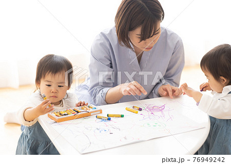 子供とお絵描きするママ 子供とお絵描きするママ 76949242