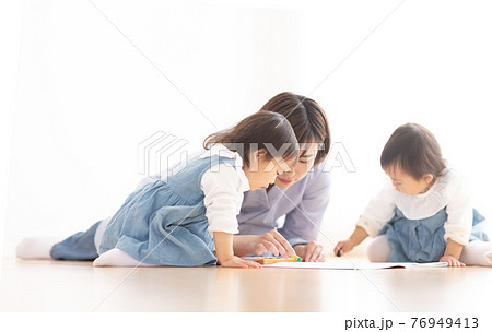 子供とお絵描きするママ 76949413