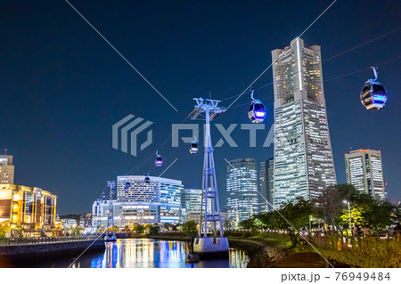 横浜みなとみらいの街並みとロープウェイ 夜景の写真素材 横浜みなとみらいの街並みとロープウェイ 夜景の写真素材