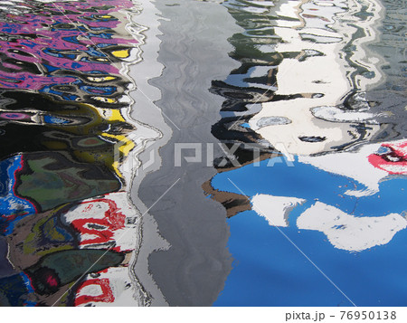 大阪　道頓堀の風景　水面に映る建物 76950138