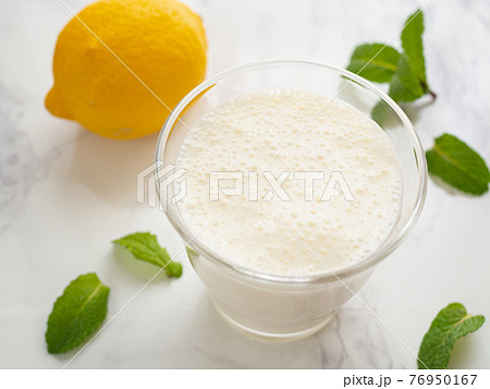 ヨーグルトスムージーとレモン 76950167