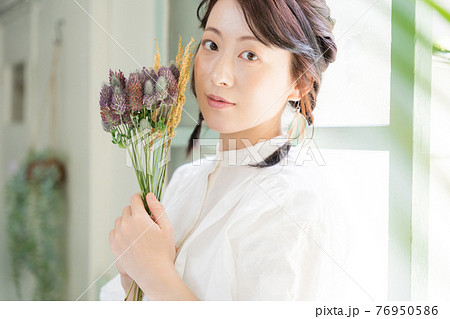 ボタニカルを感じさせる女性のポートレート 76950586