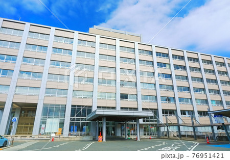 【鳥取県】晴天下の鳥取県庁舎 76951421