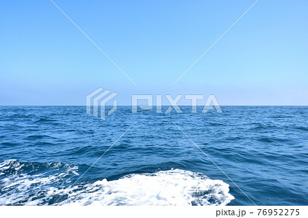 船からの水平線 76952275