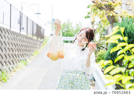 ボタニカルを感じさせる女性のポートレート 76952663