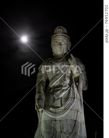 大観音石像と月 大観音石像と月 76952702